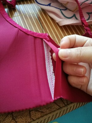 这才一个月不到的时间，文胸就成这样了，用胶水黏贴这种办法也亏你们想的出来。