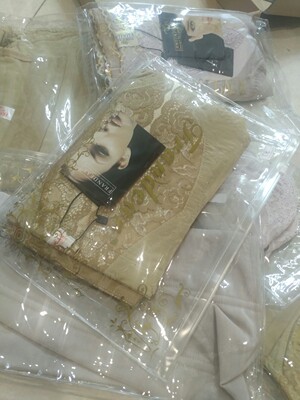 我是实体店拿货的，说实话货物质量比我预想得要好，收到货三天已经让顾客买走一套了，包装很仔细，检查也很细没有一件有质量问题的，店家发货也很快的，卖完手上的这几天套再来补货希望店家会给优惠喔:-