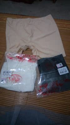 安全裤收到货啦！质量非常好，确实是冰丝面料滑滑的，很舒服，超满意，还送了一双丝袜。