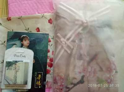 有点色差，颜色比图片暗一些。扣子能拆开就好了，脖子有点小