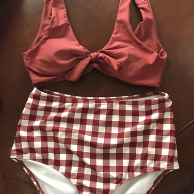 色差我觉得实物还要好看一些 真的蛮耀眼的一个色 质量我当时担心不好 收到了有点惊喜 很舒服 而且游完泳洗了晾干也是原样游泳穿一个夏天完全没有问题 色差我觉得实物还要好看一些 真的蛮耀眼的一个色 质量我当时担心不好 收到了有点惊喜 很舒服 而且游完泳洗了晾干也是原样游泳穿一个夏天完全没有问题