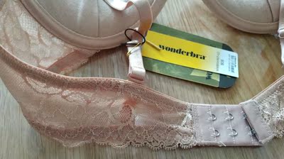 别人推荐的,做活动价格合适买一件试试,罩杯感觉比别的品牌小点,有点压胸,穿上倒是挺舒服,以后会继续关注。 别人推荐的,做活动价格合适买一件试试,罩杯感觉比别的品牌小点,有点压胸,穿上倒是挺舒服,以后会继续关注。