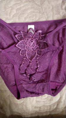 她俩家的小内内都很漂亮，质量也很不错，一次买了三条不一样颜色款式的，性感的不要不要得了