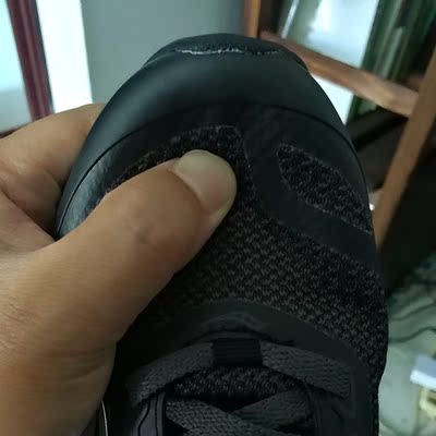 盒子上满灰有破损，打开里面纸破，前部担心脱胶，直接怀疑山寨或是退货！感觉和这品牌不符，比买的彪马质量差，郁闷！