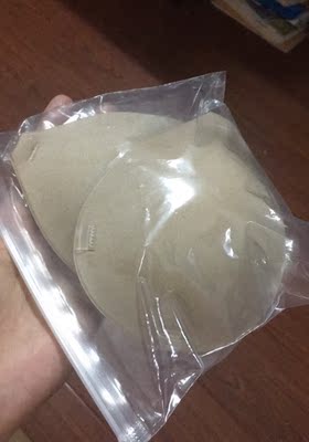 本人平胸，但是这款真的是最适合的，贴得超级好！一天下来出好多汗都不会松，本来以为要加背带才稳，我没有加也很牢固，配露背裙的不二选择！