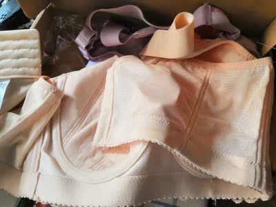 哎呀我的妈妈咪哟，终于让我找到了一款高性价比的大码文胸了，包容性很好哦，杯罩薄但是不会凸点，店家有送同颜色的加长扣扣啊好贴心～五排扣的收容性和聚拢效果都很好。两件55来块都不到很划算呐！