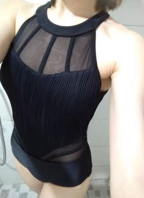 换泳衣，从来没有尝试过连体的，一是胸小，二是觉得不好穿。这件泳衣完全搞定了这些担忧，意外的很舒服很好穿。穿起来的感觉也不错，黑色还显白遮肉，喜欢喜欢，超赞！