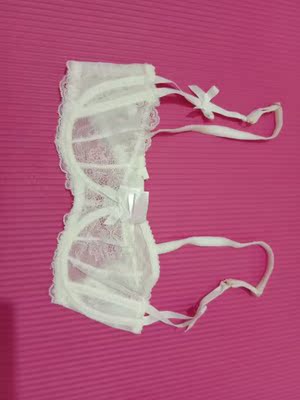 内衣超级美，蕾丝质量很好，穿着柔软舒服。罩杯大小刚刚好，把胸型衬托得很好看。非常有高级感。大爱这套文胸。