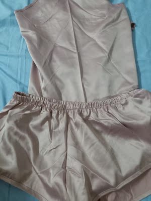 很满意,本来物流出了一些问题,客服很积极的,帮忙解决了,谢谢衣服质量很好,本来东西没多大希望,夏天穿上凉快一下,摸着很舒服的物超所值 很满意,本来物流出了一些问题,客服很积极的,帮忙解决了,谢谢衣服质量很好,本来东西没多大希望,夏天穿上凉快一下,摸着很舒服的物超所值