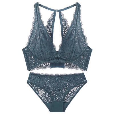 超美的内衣，穿着很好看，而且超级舒服，感觉几乎没有束缚感，超喜欢的，稍微有点点薄，穿某些衣服可能会有一点尴尬，不过一般还好，还有配套的内裤，一套超好看的，在这家买的三件都很不错，喜欢的妹子冲鸭，真的很棒，买买买～