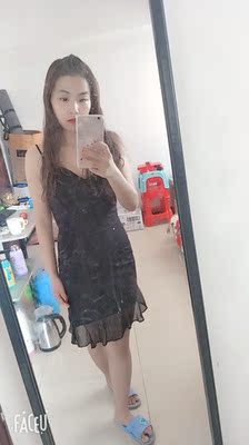 很好看，质量也不错，肩带可以调节，以后会多多关注卖家，发现她们家的裙子都是很好看的。配图，随便试了一下没有换鞋，但是还是抵不住裙子穿在身上的美感，哈哈