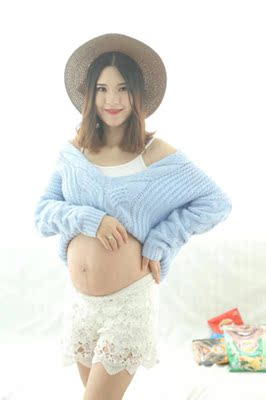 毛衣质量不错,效果很棒,卖家送的打底裤没用上,自己搭配的,感觉还行 毛衣质量不错,效果很棒,卖家送的打底裤没用上,自己搭配的,感觉还行