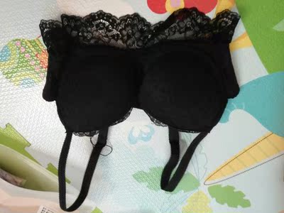 这款质量很不错呢，不知道是不是新的穿起来比较舒服哈哈(ಡ&omega;ಡ)hiahiahia。反正是挺舒服的，这几年一直在他家买的内衣，有些满意有些不满意，几乎都是满意的只有一次不满意不过也没退，这次买了六套，都很满意，价格也不贵，款式也很好，质量手感不错的。这两套都很喜欢，款式都很喜欢，都不错，特别喜欢后面，这个蕾丝这样穿起来感觉很性感。嘻嘻(♡˙︶˙♡)建议购买。发货很快。物流也很快。下次需要还回来购买的。