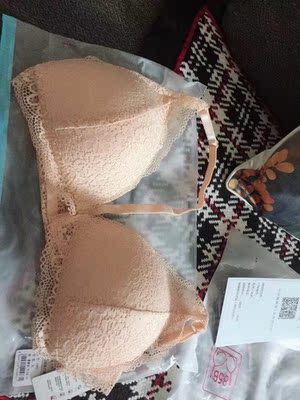 这款对我胸大的来说，真的很好穿，瞬间变小了，面料很舒服，真的很喜欢