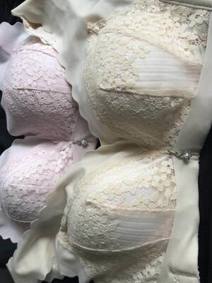 内衣穿着很舒服，夏天本来天气热，作为女生，又不能不穿内衣，而我又超爱出汗，这款内衣不但薄且透气，我很喜欢的厚度，聚拢上托，效果特别的好！喜欢的 可以入手了