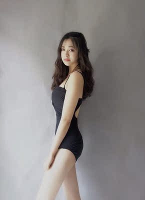 收到挺稀饭的,选择的是黑色的耐看显瘦,喜欢胸前的设计保守的同时带点小性感。洗过以后干得挺快的,满意的一次购物~ 收到挺稀饭的,选择的是黑色的耐看显瘦,喜欢胸前的设计保守的同时带点小性感。洗过以后干得挺快的,满意的一次购物~