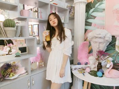 雪纺的料子 比较柔软透气 垂感也强 下摆是双层的不用担心会透  前襟和袖子上有很多小花～走动的时候小花也跟着动～穿上感觉自己真真是个小仙女了哈哈 我163cm..最近吃胖了 都110斤了..但是穿m的刚刚好