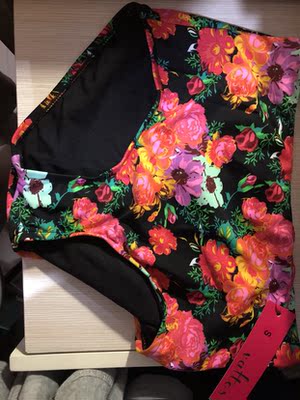 店家包裝很好，貨物沒有任何損壞或是破爛，非常的好！ 物流也是非常快，很快就發貨，很快就收到唷！  在店亂買了幾套，貨品跟圖片完全一樣，沒有色差，顏色好美美？沒有任何其他徧差！非常值得，非常滿意和喜歡！  今次是為了去日本韓國澳洲旅行的，到沙灘跟水上活動，拍照很美，才會來買吧，希望旅行的照片也會美美的，下一次旅行也會上來看看有沒有喜歡的款，我會再買。  拆開了發現的質量都很好的，試穿了也很合身，胸墊厚的，而且又可以拿出來的，不錯，穿上了非常顯胸，本人就平胸吧～也看到出有一點點的胸部，值得我下一次有空也會再來買吧！剛好遇到有優惠，非常平宜！我就打算給你們店好評，五星吧！