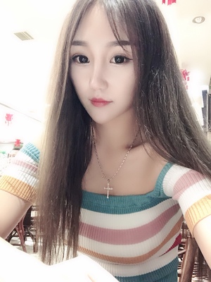 娜娜很热情人很好 衣服很漂亮 显身材 快递准时 娜娜很热情人很好 衣服很漂亮 显身材 快递准时