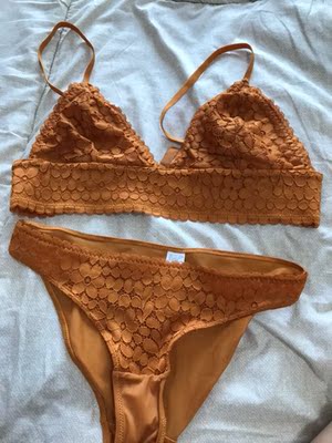 真的特别喜欢这套内衣,买的时候还担心会凸点,但是穿上后没有凸,我的肤色偏暗,这个色还挺抬皮肤的,薄薄的,穿着很舒服,超级喜欢 真的特别喜欢这套内衣,买的时候还担心会凸点,但是穿上后没有凸,我的肤色偏暗,这个色还挺抬皮肤的,薄薄的,穿着很舒服,超级喜欢