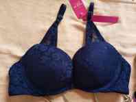第一次买这种前扣的,整体感觉还可以,无钢圈,薄杯,穿着舒,无痕迹。本来还担心没有调节扣会不会小了,拿到手试了一下,是有弹性的,穿上一点都不紧绷,就不知道时间长了怎么样。怀孕了,比平时穿的买大了一号。做活动,一次就买了4件,总体感觉还可以。等穿了再来评价。 第一次买这种前扣的,整体感觉还可以,无钢圈,薄杯,穿着舒,无痕迹。本来还担心没有调节扣会不会小了,拿到手试了一下,是有弹性的,穿上一点都不紧绷,就不知道时间长了怎么样。怀孕了,比平时穿的买大了一号。做活动,一次就买了4件,总体感觉还可以。等穿了再来评价。