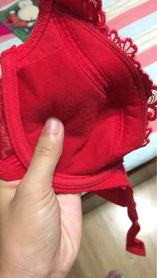 哪儿都挺好，就是胸罩里面有夹海绵的设计却没有海绵，很郁闷&hellip;并且刚买来内层就起球了，怀疑是店里下来的试穿款，总之价格便宜，就这样吧&hellip;