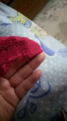 内衣好，内裤真心差评，没什么松紧，买了一套。内衣穿着正好，内裤没法穿，而且一点也不舒服，穿了一次就断线了，而且穿着超级不舒服