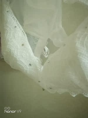 非常非常好很漂亮，一眼就看中了，没有失望。质量也非常好，内裤也很漂亮。价格也不贵，比商场里面上千的内衣都好看。以后买内衣我要常来逛逛。