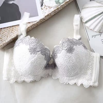 买了两件 白色那件偏小 有些厚 其实特别喜欢白色那件的款式 但是穿着特别不舒服就退了  这件舒适感还好 质量很好 蕾丝很漂亮 只不过钢圈是硬的那种 希望能出软钢圈的比较好 显胸小 但是不聚拢  很喜欢这家 质量好颜值高 大胸的内衣也能美美的 只是不包邮 退货的时候自己掏的邮费 心疼   和图片一模一样 很是漂亮