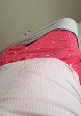 比想象中的厚，不透，喜欢的那种粉，一点不俗气，很柔和，还蛮好看的 本人168，122斤，作为借鉴，刚买回来126、128斤一样穿的很合适，可以作为哺乳衣，长短合适，因为刚生完宝宝肚子很容易凉，这件衣服就很好，不会露肚子，但也不会太长，搭个外衣挺好看的，也非常显身材。 为什么评论要超过六十多个字才有积分，是真的么？求证！