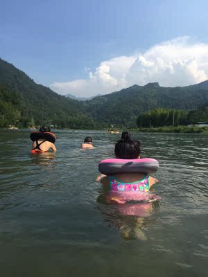 给自己小了很多,看着质量还不错 就留下给女儿穿了 给自己小了很多,看着质量还不错 就留下给女儿穿了