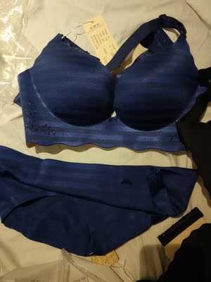 喜欢这种简单的款式，洗过了也不会褪色，变形什么的更不用担心了，自己洗的时候注意下就可以了，没有钢圈的内衣最舒服了，舒服又无痕迹摸着很舒服软软的，还具有聚拢效果，要的就是舒适价格公道，内衣的质量都很好，廓形很棒，穿起来很舒服。胸型很好，非常赞