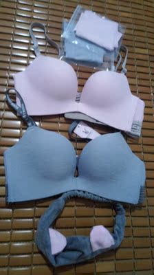 宝贝到啦，快递盒上很贴心地写了衣服，没有暴露隐私～ 客服人员超有耐心的。 买了粉色和灰色，没有色差哦，很喜欢。内衣和内裤都是独立包装的。 还送了个可爱发箍。