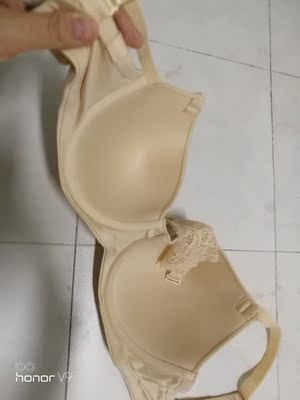 平胸想大胸，大胸的我其实很苦恼，尤其哺乳过两个娃的大胸。下垂，还大。在网上不知道买过多少次。收到这个晚上马上试穿了，很惊喜，包容好防下垂，还可以穿低领，吊带外衣。面料很舒服很滑爽，做工很惊喜，杯型不会外扩，很贴胸型。。下次还来。换个款式试下。大胸难买内衣，换内衣不易。谢谢店家。。。