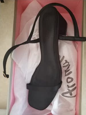 非常好看 就是有点高了不习惯 毕竟我一米七几穿上就一米八了