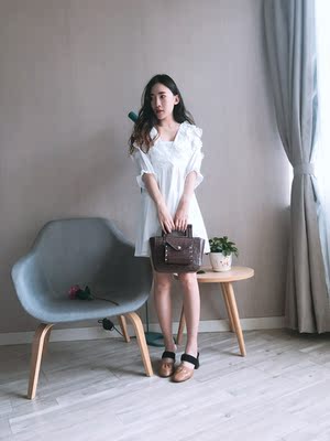 客服耐心的解释疑问后果断下单，发货及时物流也快，很快收到货，果真是雪纺仙款，上半身好多小花朵飘舞风中，手感很柔软 V领口底部重叠较多，领边也拉的比较紧，还送了同色的裹胸，完全没有走光的担心，赞一个；腰部皮筋收腰修身显瘦效果好； 裙摆挺长、而且前面都是双层，试穿了不透哦，想去海边了，其实平时逛街穿也很合适哦