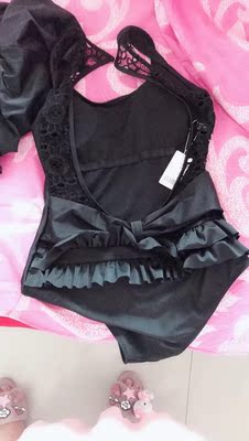 泳衣款式好看，买来学游泳不错，臀部包裹很好。中午收到货就去下水了，非常棒，不兜水，，臀部包的很舒服，一点都不走光，准备再入手一件。