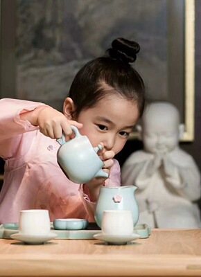 每年都会买她俩好几件内衣，因为胸大，买的都是超薄款的，穿着舒服不闷热。