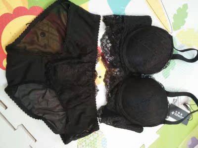 这款质量很不错呢，不知道是不是新的穿起来比较舒服哈哈(ಡ&omega;ಡ)hiahiahia。反正是挺舒服的，这几年一直在他家买的内衣，有些满意有些不满意，几乎都是满意的只有一次不满意不过也没退，这次买了六套，都很满意，价格也不贵，款式也很好，质量手感不错的。这两套都很喜欢，款式都很喜欢，都不错，特别喜欢后面，这个蕾丝这样穿起来感觉很性感。嘻嘻(♡˙︶˙♡)建议购买。发货很快。物流也很快。下次需要还回来购买的。