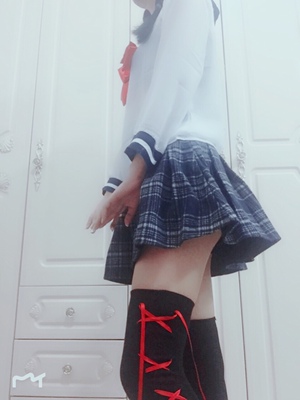 本来想皮着那个胖次表情包上的，奈何系统不给力啊，只好加个裙子，对不住店家小伙伴了，中秋快乐♪٩(&acute;&omega;`)و♪