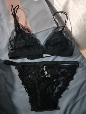 自己组合拍下的一套，真是超级薄内衣，手感挺舒服的也很柔软。