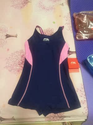 还可以吧，版型还可以，只是觉得面料手感一般，也不知道是不是正品，新手准备下水学习啦，带度数的泳镜真的是太棒啦，很清晰！