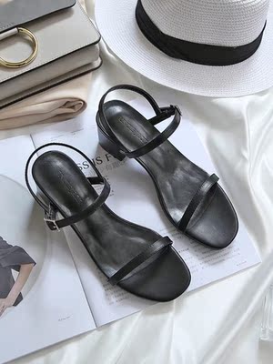 实物与图片一致，上脚挺好看的，很喜欢，但是美中不足的是下雨天根本没办法穿，分分钟摔成狗啊！！！！而且前面只有一根细带，所以下雨天还是不要穿了，鞋面太滑了