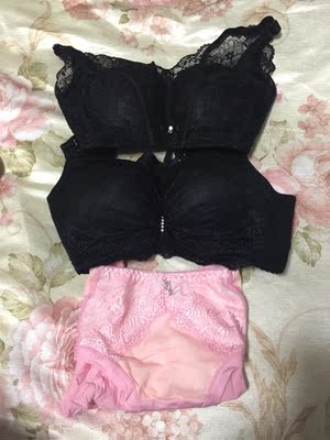 非常满意，第一次买拍错了号稍微有点小，卖家建议拍了大一码。又重拍了一次，把第一次的寄回了。也没耽误几天时间。总之内衣质量很好，而且特别聚拢。同时也拍了别家的，但两家对比下来果断放弃了别家的内衣。以后决定都在你们家买了，物美价廉。卖家还送了一条内裤，超级暖心。大爱～赞赞赞～