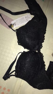 内衣真的不错的 适合小胸聚拢的 颜色很好看 样子也好看 非常满意