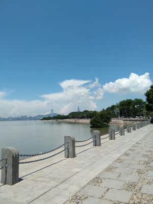 今天出去玩太累了。评价晚了，很不好意思。裤子质量非常好 面料穿着舒服，只是没找到照片 穿着也很好看的