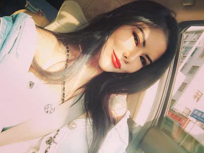 好看 就是胸部会掉 不知道到底是我胸大了还是胸小了😂 加了两颗暗扣在里面 款式不错