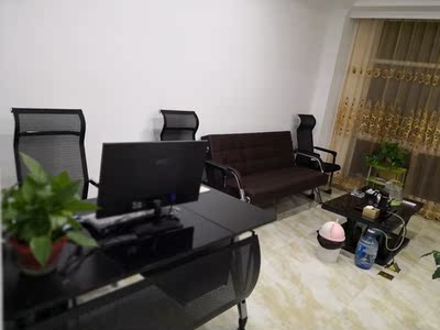 桌子挺好,安装简单。挺大气的!卖家服务态度也好 桌子挺好,安装简单。挺大气的!卖家服务态度也好