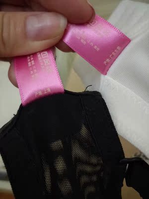 黑色是我到实体店买的产地上海，白色是这家店买的产地怎么就成东莞了不？？？不懂！