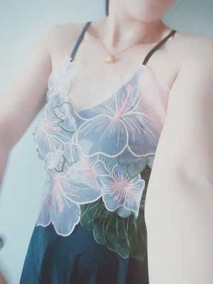 泳衣有好多件，都是专职游泳的时候穿的，这次要去外边玩所以买了这款泳衣，这款泳衣和图片一样，挺漂亮的。